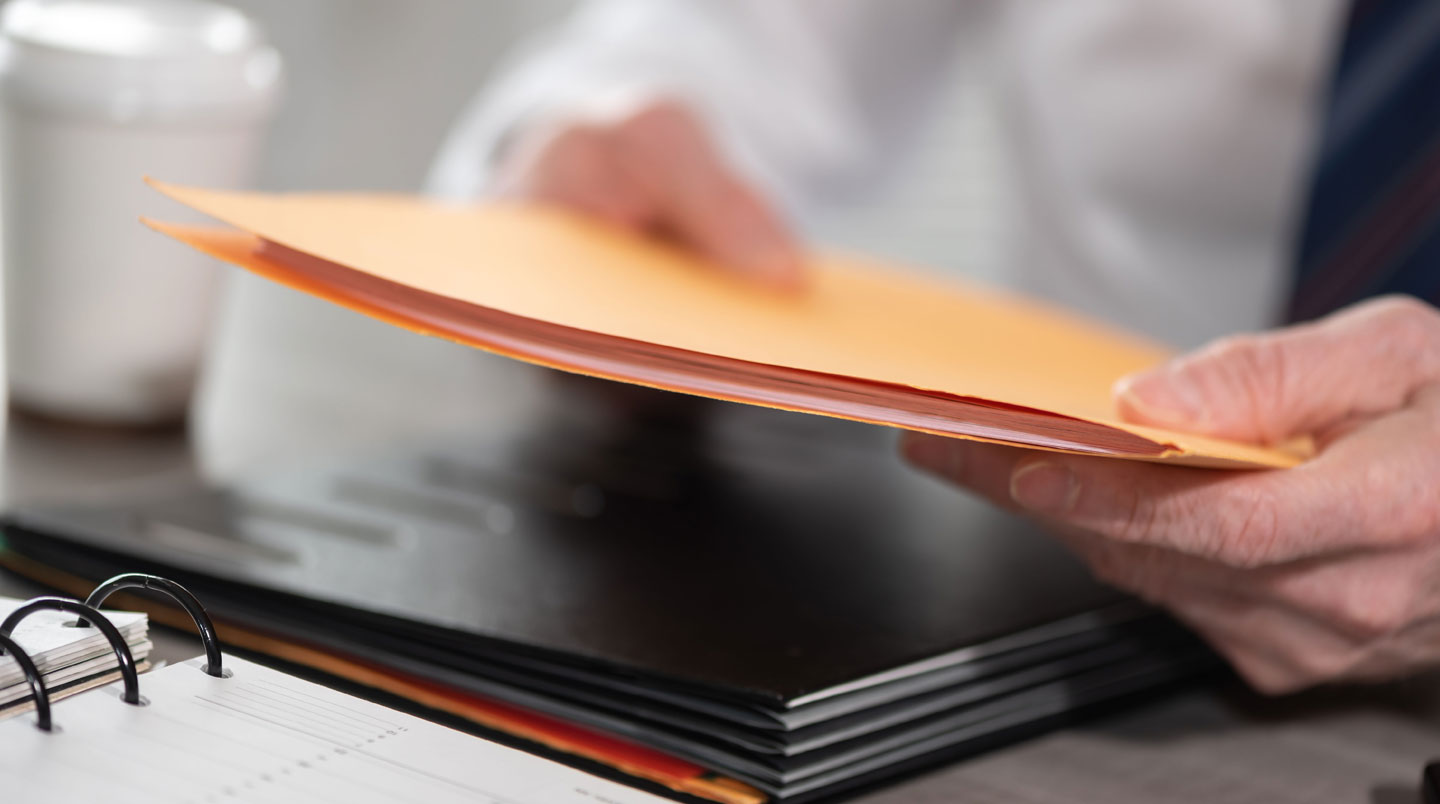 Documents administratifs français nécessaires à l'ouverture d'un compte professionnel auto-entrepreneur : extrait KBIS, pièce d'identité, justificatifs et carte bancaire
