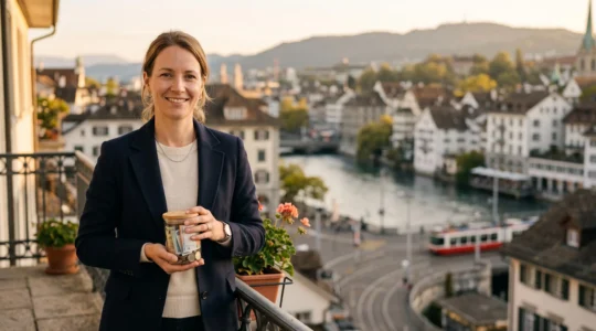 Personne confiante gérant ses finances personnelles de façon organisée avec en arrière-plan un paysage urbain suisse